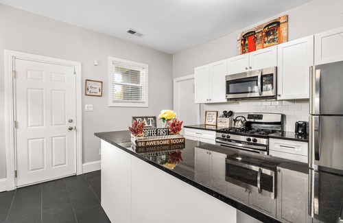 Detroit House | Beautiful cozy 2bedroom getaway minutes away from the heart of Downtown Detroit!