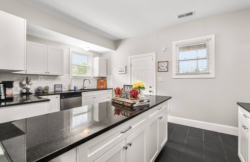 Detroit House | Beautiful cozy 2bedroom getaway minutes away from the heart of Downtown Detroit!