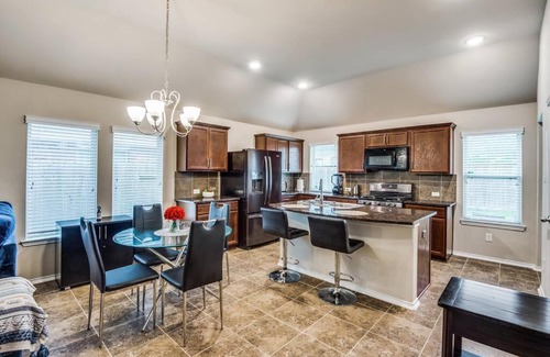 Houston House | Beautiful cozy home in a lovely neighborhood!