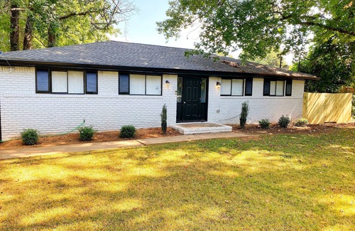 College Park House | Beautiful Cozy Home away Home 5 min From Airport/Downtown Atlanta