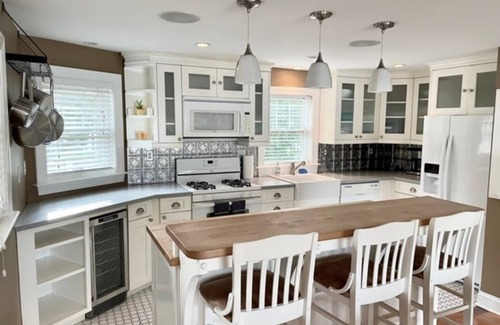 Fair Haven House | Beautiful cozy home w jacuzzi & dock for boat