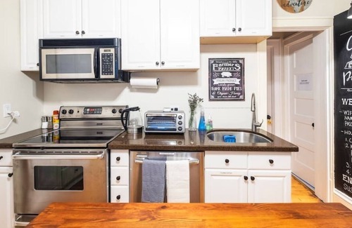 Powderhorn House | Beautiful Cozy House - Historic & Modern! Sleeps 10 - Large Backyard | Garage