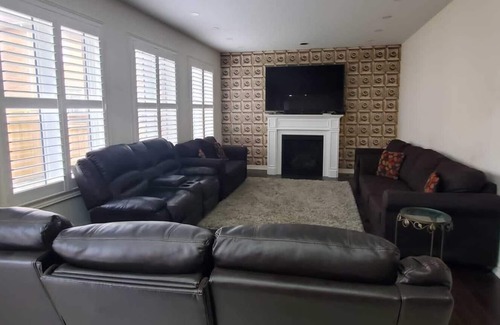 Brampton House | Beautiful, cozy, modern 4 bedroom house in the heart of Brampton