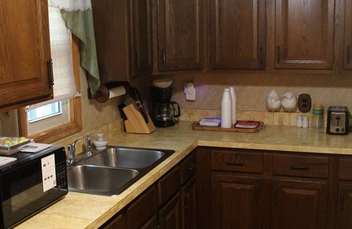 Detroit House | Beautiful, Cozy Stay in Oak Park, Queen Bedroom, Work Setup, Central Air. Grill