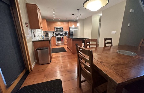 Lindell Beach Cabin | Beautiful Cultus Cabin 2 minutes from lake - sleeps 8!