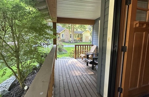 Lindell Beach Cabin | Beautiful Cultus Cabin 2 minutes from lake - sleeps 8!