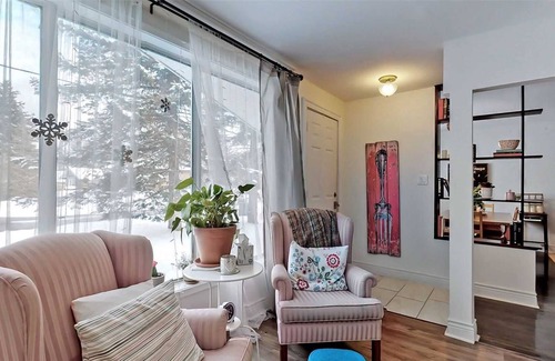 Aurora House | Beautiful detached bungalow in Aurora newly renovated
