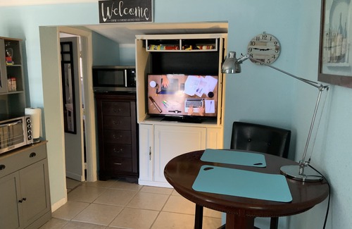 Palm Harbor Apartment | Beautiful Detached Remodeled Cottage Studio/Downtown Palm Harbor.NON FLOOD Zone