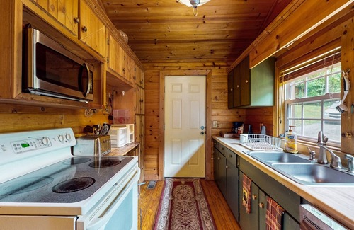 Kyle Cabin | Beautiful dog-friendly river view cabin with mountain views and private fire-pit