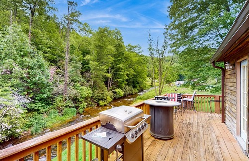 Kyle Cabin | Beautiful dog-friendly river view cabin with mountain views and private fire-pit