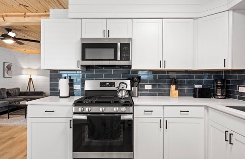 St. Edwards House | Beautiful Downtown Home! Perfect for Long Stays!