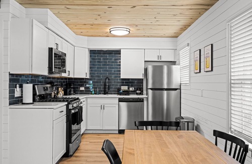 St. Edwards House | Beautiful Downtown Home! Perfect for Long Stays!