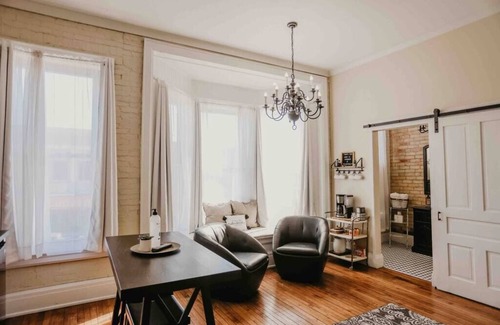 Clare Apartment | Beautiful Downtown Loft - East Suite