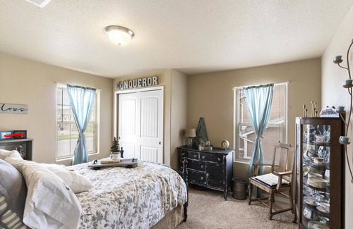 Peyton House | Beautiful Enjoyable Family Home Minutes Away from Peterson Air Force Base