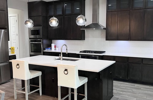 Shady Hollow House | Beautiful Executive Home in Circle C. Convenient just 19' from downtown Austin.
