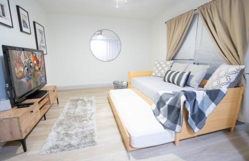 Southside House | Beautiful Family Home Mins to Lackland