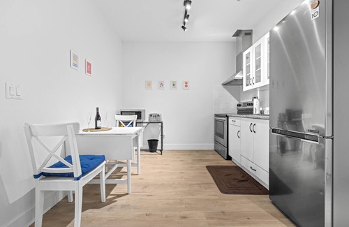 Yorkson House | Beautiful Family Suite w/Backyard Picnic & Games