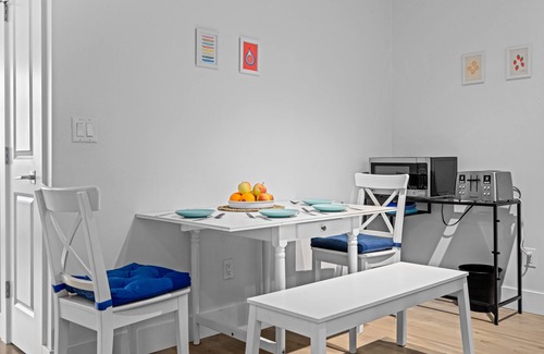 Yorkson House | Beautiful Family Suite w/Backyard Picnic & Games