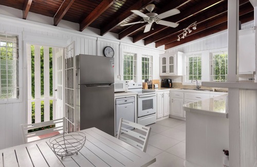 Mullins Villa | Beautiful family villa in a secluded location just 4min walk from Mullins beach