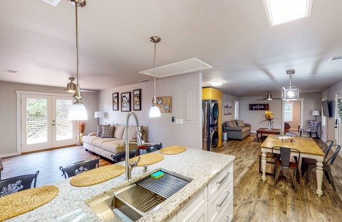 Dacula House | Beautiful Farm House Near Event Venues - Full Kitchen, Firepit & Grill