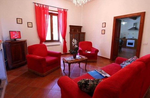 Gualdo Cattaneo House | Beautiful Farmhouse with Hot Tub in Umbria