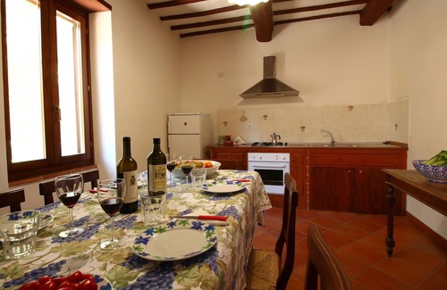 Gualdo Cattaneo House | Beautiful Farmhouse with Hot Tub in Umbria