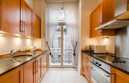 London City Centre Apartment | Beautiful flat on Trafalgar Square, Balcony overlooking the Pall Mall
