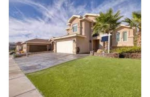 Bear Ridge House | Beautiful four bedroom family home close to mountain views.