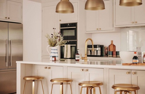 Parsons Green and Walham Apartment | Beautiful Fulham Townhouse with a bar & pool table