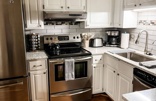 Plymouth Condo | ✨ Beautiful, fully furnished property, parking, wifi, balcony ✨