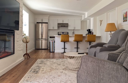 Greentree Apartment | Beautiful, fully renovated 1-bedroom suite, 20 minutes from Philadelpia