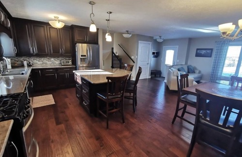 Cardston House | Beautiful fully renovated 4 bedroom house with large open kitchen