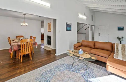 West Arlington House | Beautiful, Fun. SPACIOUS 5 bedroom home near Stadiums and Six flags