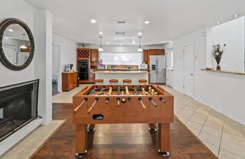 West Arlington House | Beautiful, Fun. SPACIOUS 5 bedroom home near Stadiums and Six flags