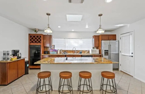 West Arlington House | Beautiful, Fun. SPACIOUS 5 bedroom home near Stadiums and Six flags