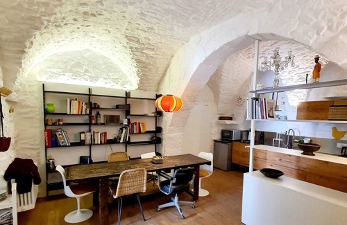 Old Town Cisternino Apartment | Beautiful Garden Apartment in Cisternino