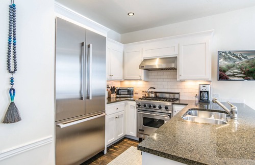 Telluride House | Beautiful Gondola District Home-1/2 blk Lifts-Skiing-Private Hot Tub!