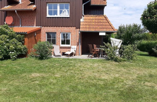 Wenkendorf Apartment | Beautiful ground floor apartment with plenty of space for private rent.