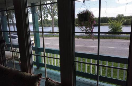Downtown Gatineau House | Beautiful Guest Home Riverfront Retreat 15 Min to Ottawa