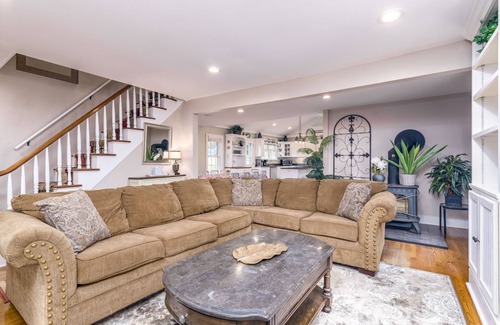 Haversham House | Beautiful Haversham Compound-Farmhouse, Cottage and Game Room!