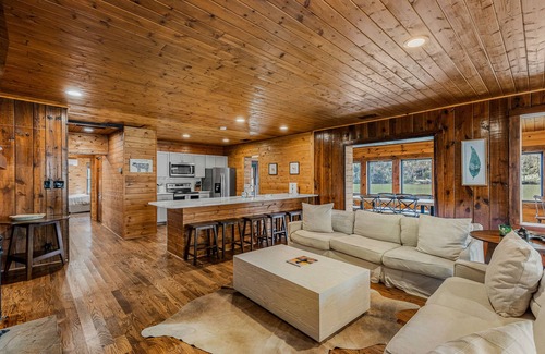 Lake Sequoyah House | Beautiful Highlands Cabin 5 minutes to town!