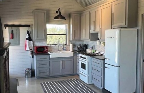 Wimberley Cottage | Beautiful Hill Country Charm. 88 acres with mini farm animals.