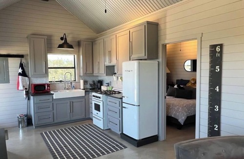 Wimberley Cottage | Beautiful Hill Country Charm. 88 acres with mini farm animals.