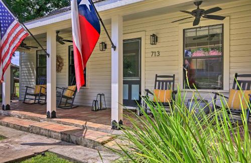 Comfort House | Beautiful Hill Country Cottage - Walk to Downtown!