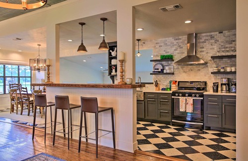 Comfort Cottage | Beautiful Hill Country Cottage - Walk to Downtown!