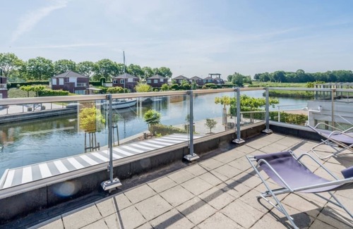 Oude-Tonge House | Beautiful holiday home with various extras such as an extended bedroom on the ground floor, veranda