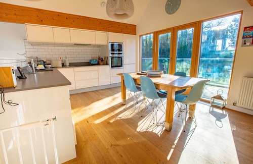 Talland House | Beautiful holiday home with hot tub, just a walk away from Talland beach.