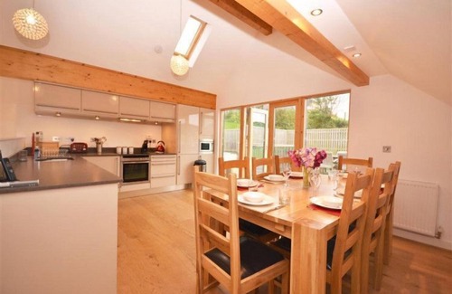 Talland House | Beautiful holiday home with hot tub, just a walk away from Talland beach.