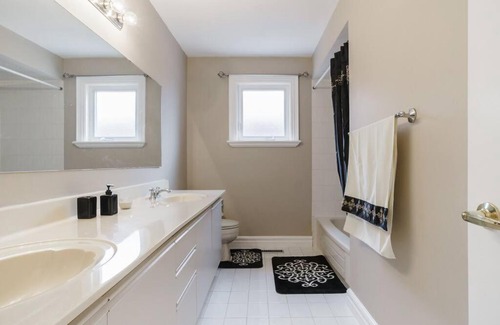 East Credit Apartment | Beautiful Home 4 Bed, 3 bath, garage, backyard!