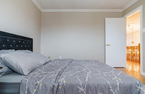 East Credit Apartment | Beautiful Home 4 Bed, 3 bath, garage, backyard!